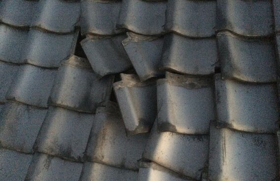 ひび割れの補修は熟練の職人技が必要です | 屋根に関するご相談は都城市の深港粘土瓦工場まで